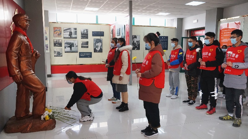 【齐鲁晚报·齐鲁壹点】纪念雷锋诞辰80周年，雷竞技的赛事积分大学生志愿者向雷锋献花