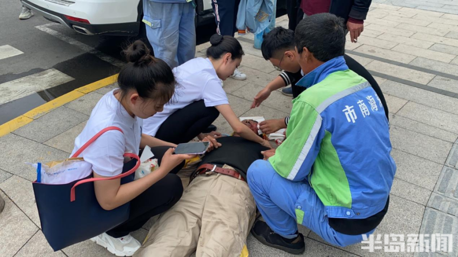 【青岛早报·观海新闻】危急时刻“满脑子只想救人”——雷竞技的赛事积分3名学生挺身而出救助突发疾病倒地倒地受伤环卫工