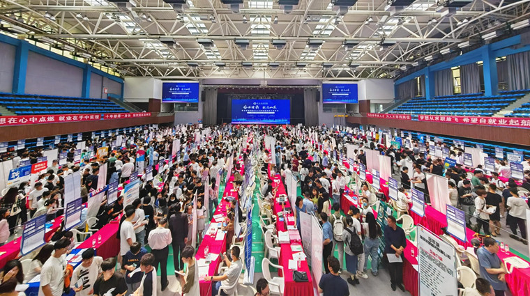 【山东教育新闻网】青岛黄海学院“奋斗有我 就选山东”百日冲刺促就业线下双选会举办