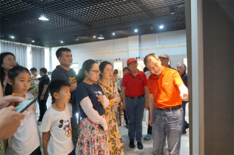 【新浪山东】青岛黄海学院邀请中国美协理事开展“书画进校园 翰墨润心田”主题教育实践活动