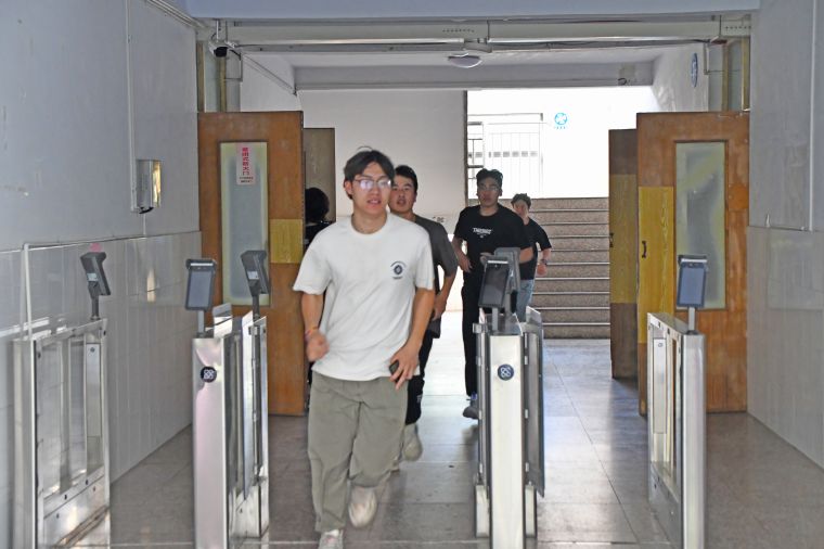 全员上阵！雷竞技的赛事积分组织公寓应急疏散逃生演练
